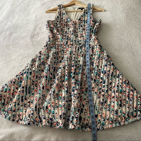 NWOT Spring Fit and Flare Dress w/Pockets - Picture 5 of 10